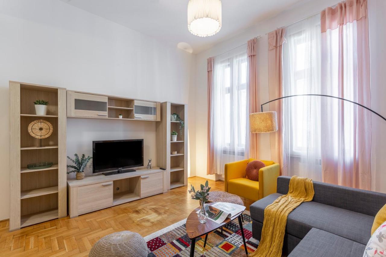 Cozy Home By Bella In The Heart Of Budapest Exterior photo